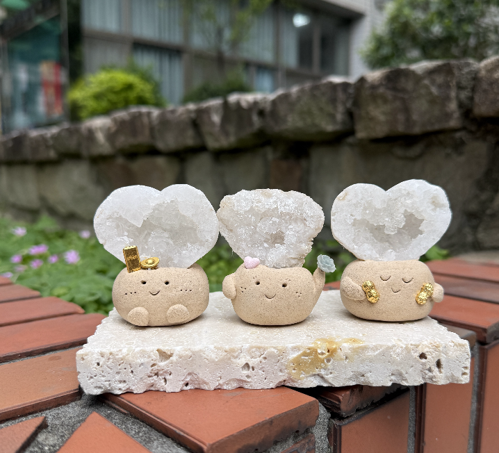 愛心白水晶簇 🤍 |愛心白晶簇洞 石頭泥|