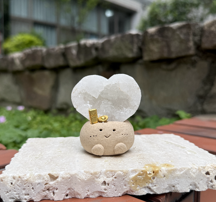 愛心白水晶簇 🤍 |愛心白晶簇洞 石頭泥|