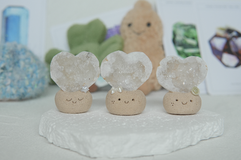 愛心白水晶 🤍 |愛心白晶簇洞 石頭泥|